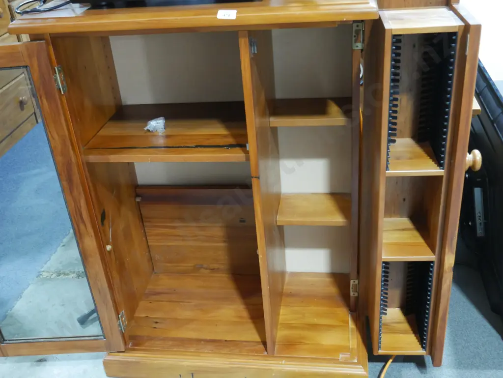 Stereo cabinet Image 1++