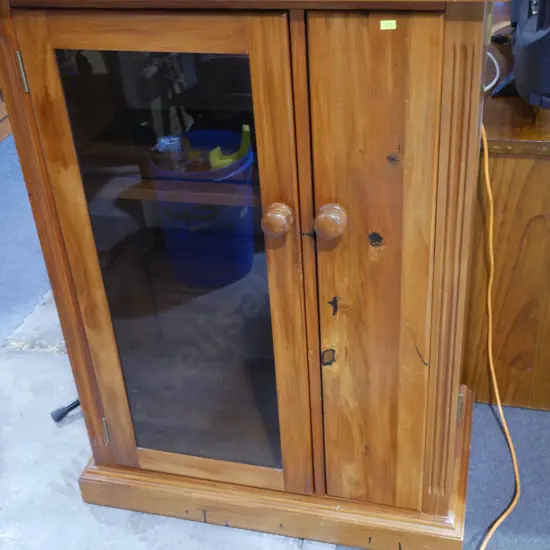 Stereo cabinet