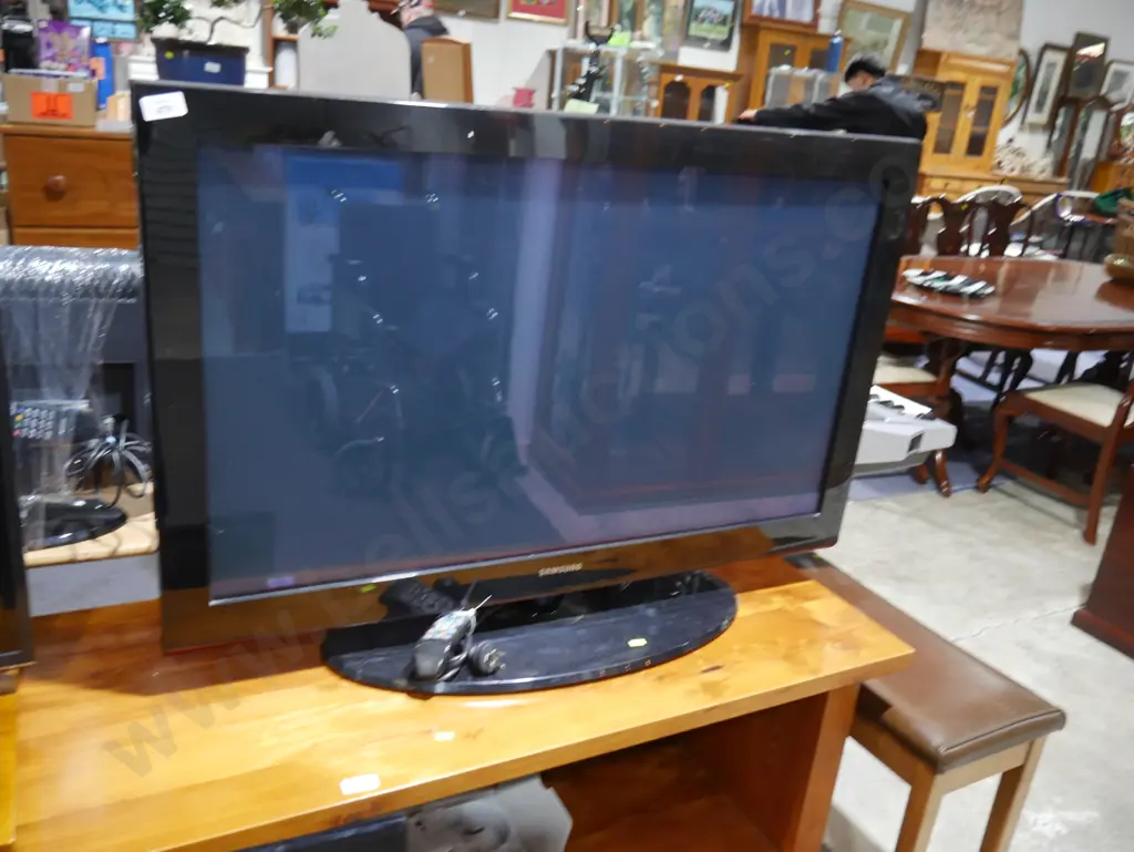 Samsung 42-in TV Image 1++