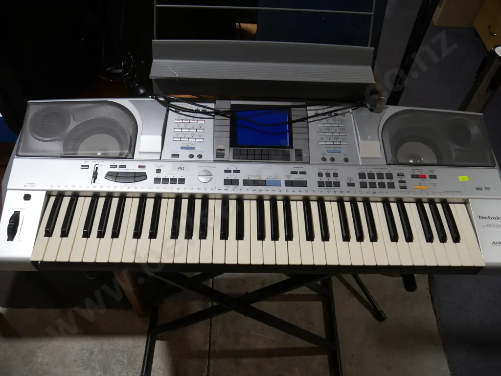 Technics FX kn2400 keyboard and  stool Image 1++