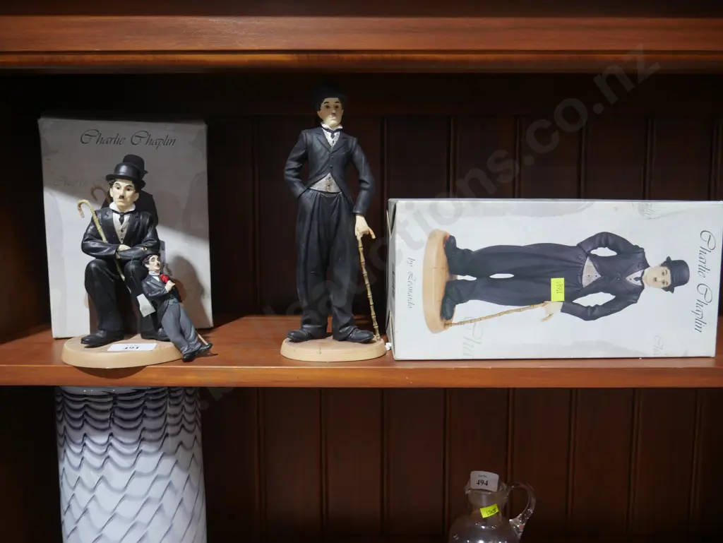 2 Charlie Chaplin figurines Image 1++