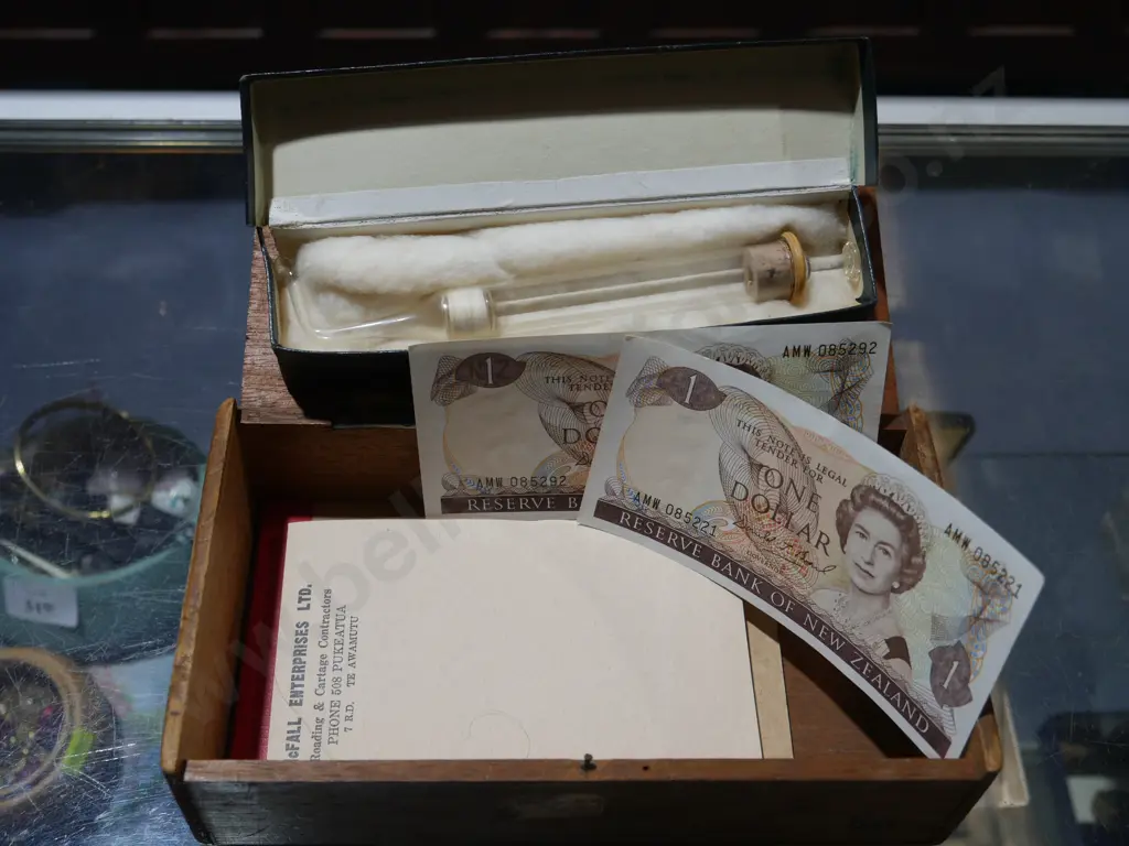 Two New Zealand dollar notes etc Image 1++