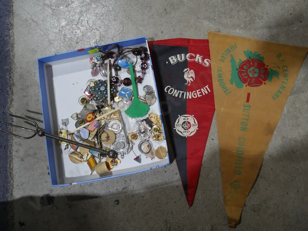 Badges, jewellery etc Image 1++