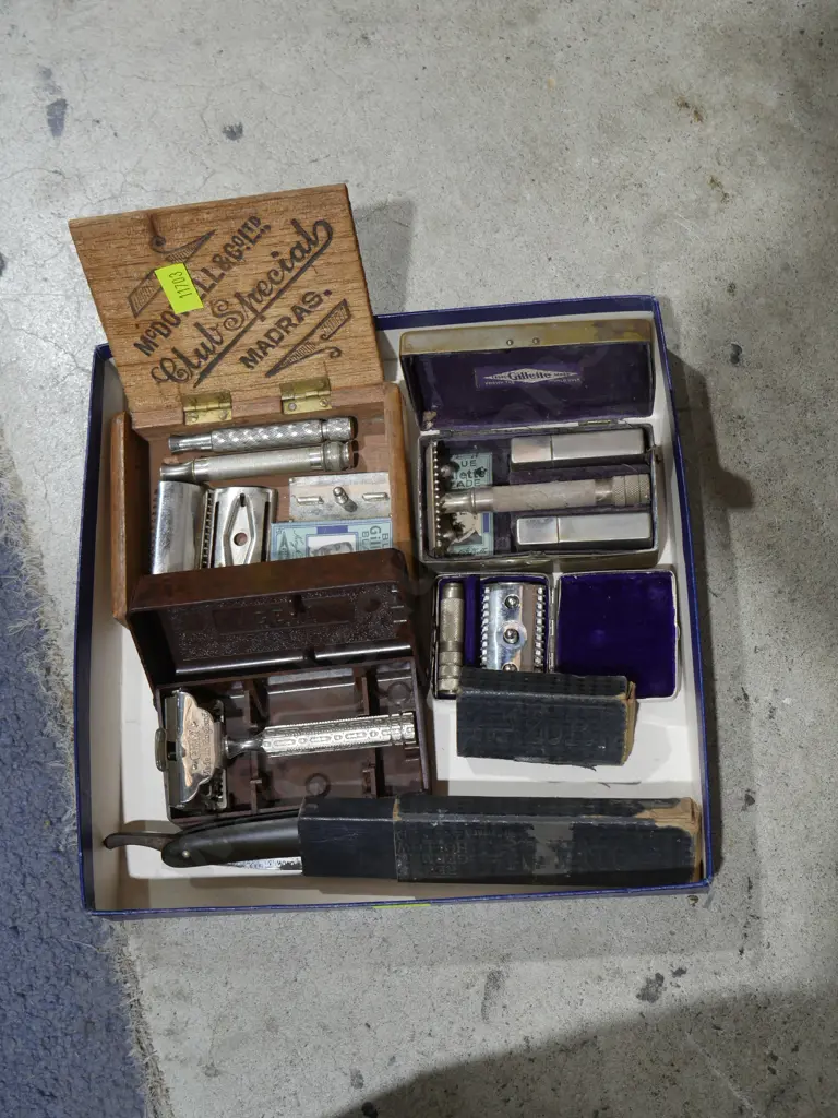 Vintage shaving items Image 1++
