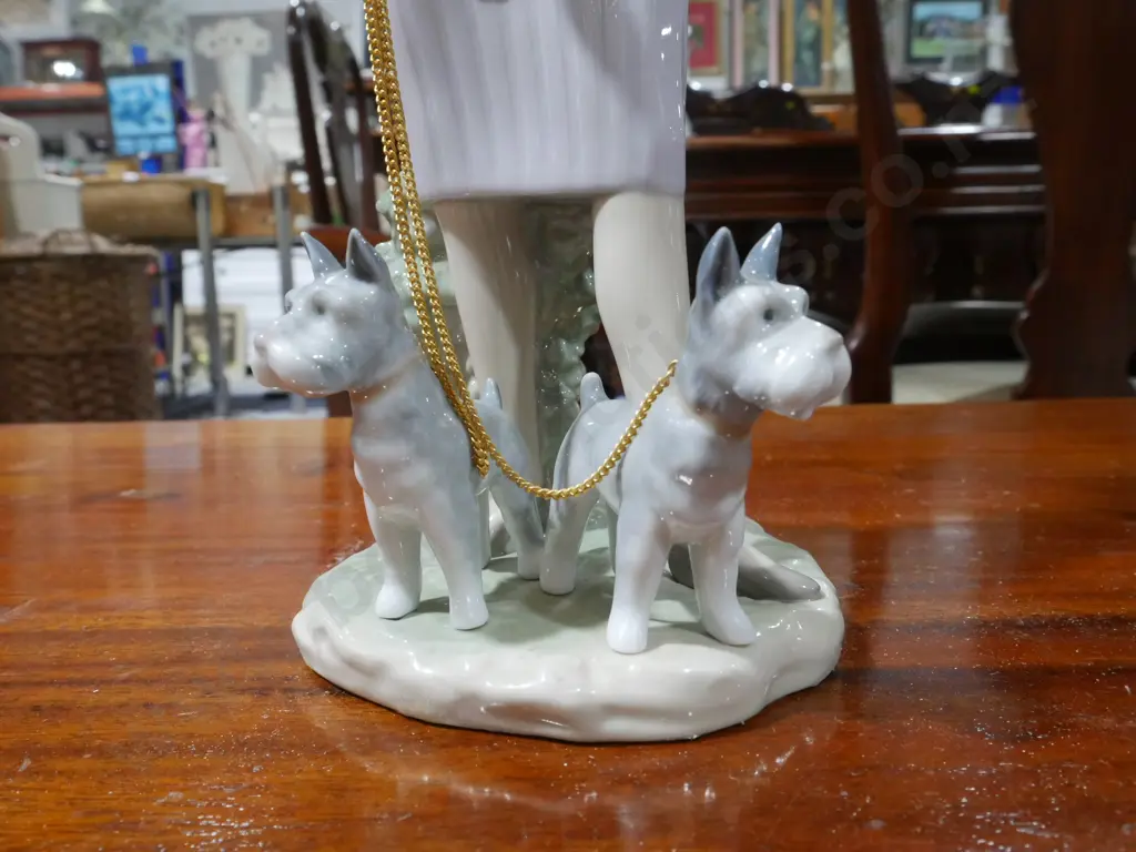 Lladro figurine – walking the dogs Image 1++