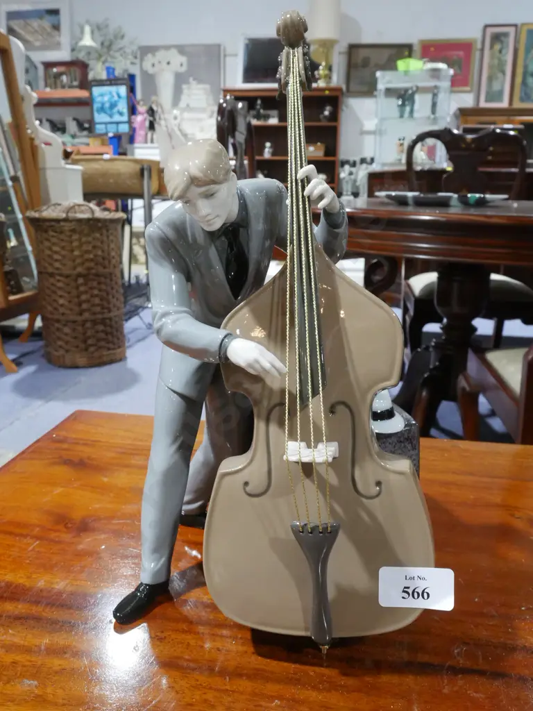 Lladro figurine – jazz bassist Image 1++