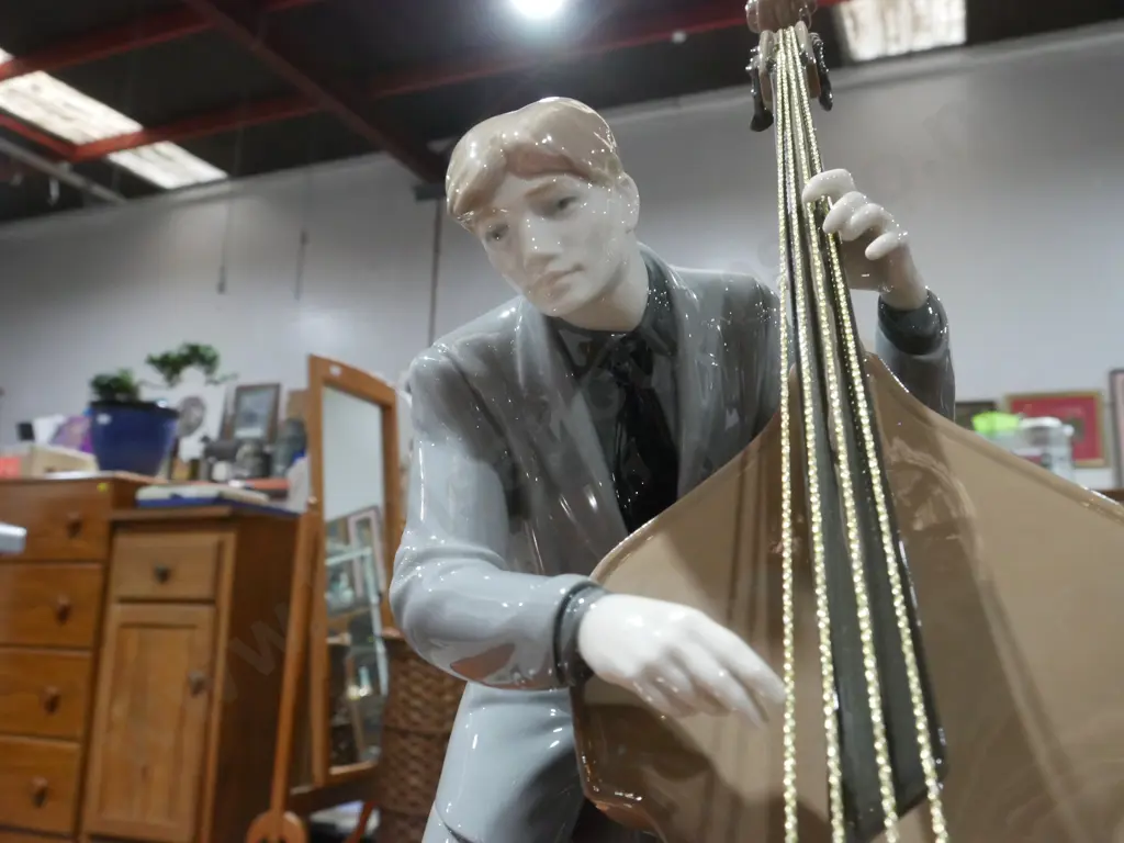 Lladro figurine – jazz bassist Image 1++