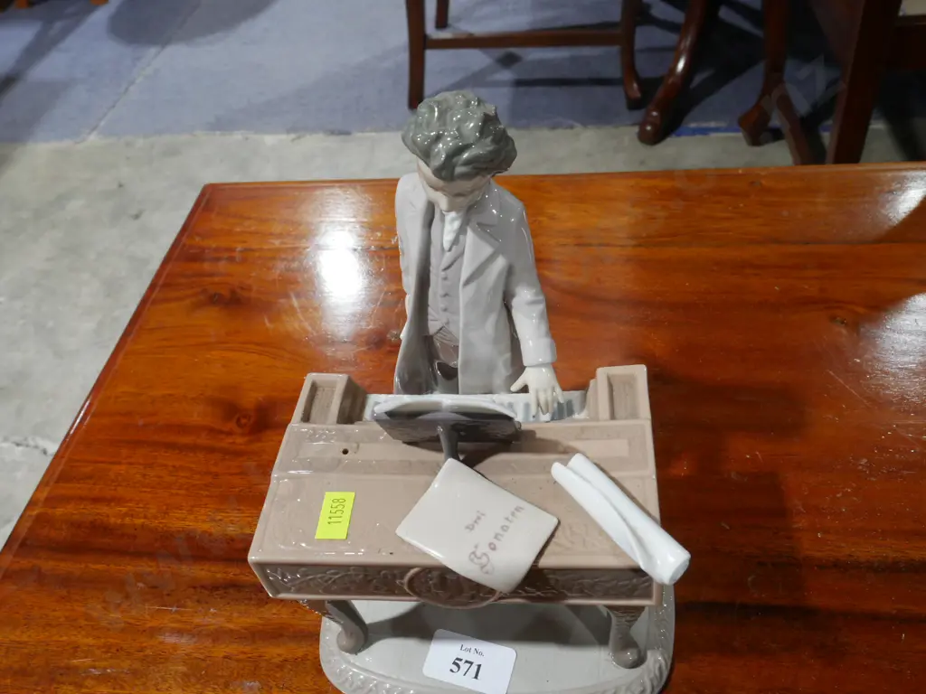Lladro figurine – Beethoven playing piano Image 1++