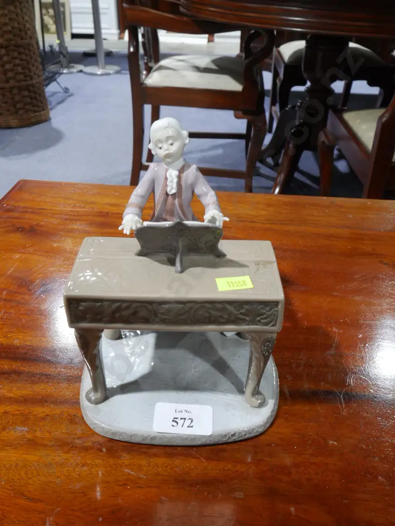 Lladro figurine – Mozart playing piano Image 1++