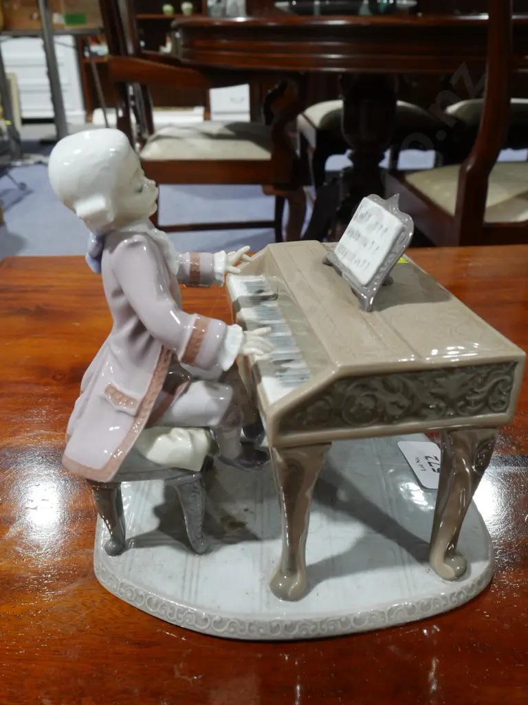 Lladro figurine – Mozart playing piano Image 1++