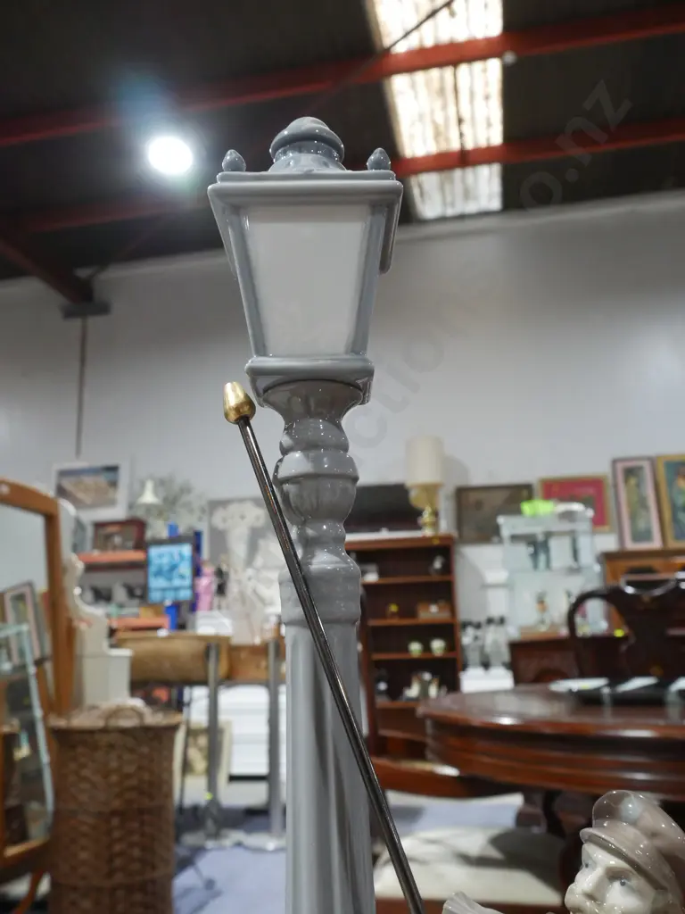 Lladro figurine – lamp lighter Image 1++