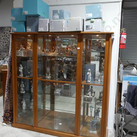 Large display cabinet