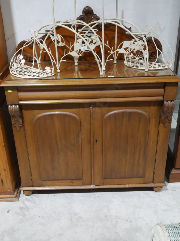 Sideboard Image 1++