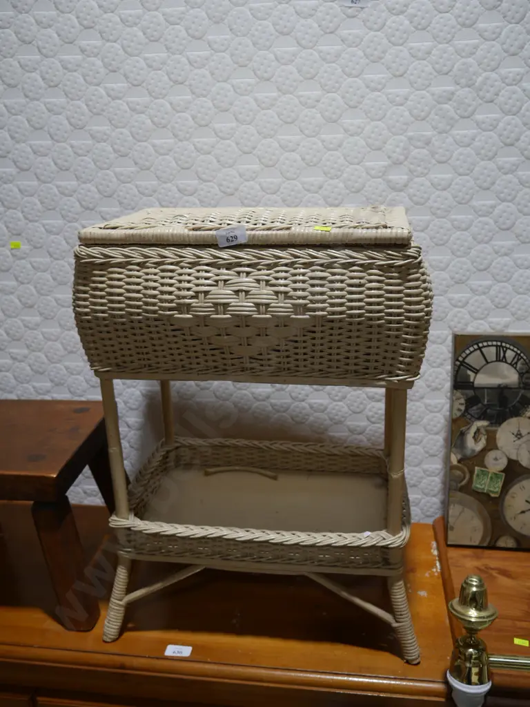 Wicker sewing basket Image 1++