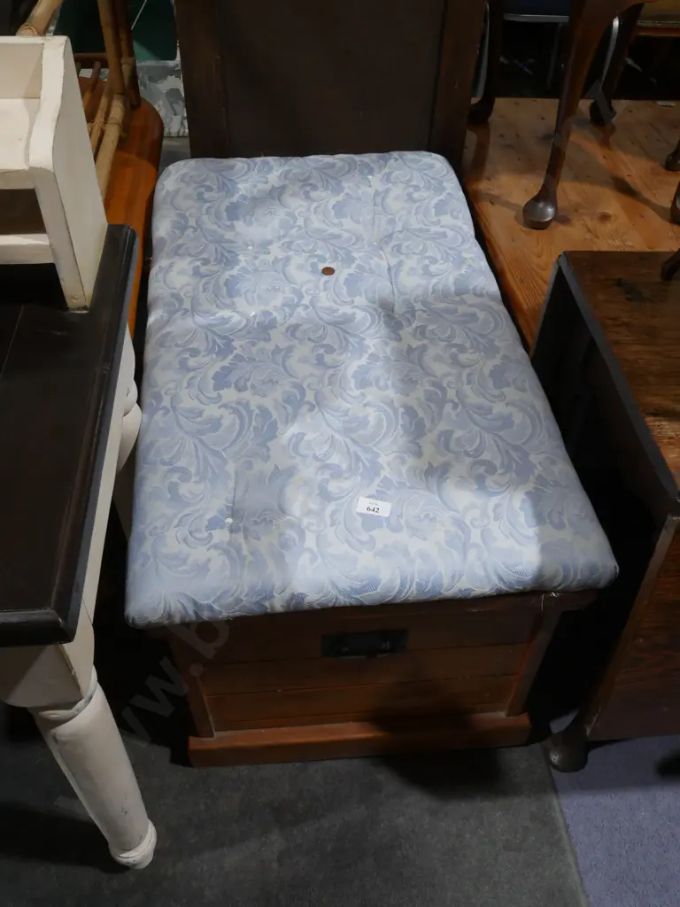Wooden trunk with cushion Image 1++
