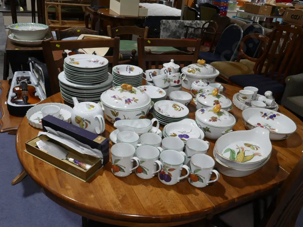 Royal Worcester Evesham diner set Image 1++