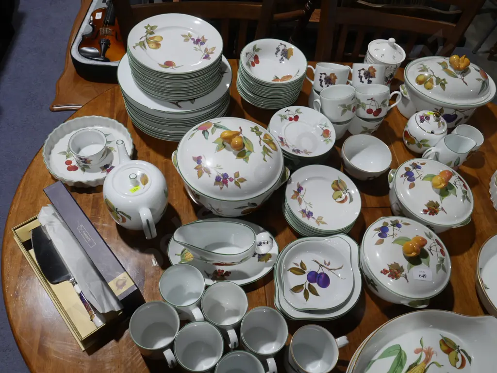 Royal Worcester Evesham diner set Image 1++
