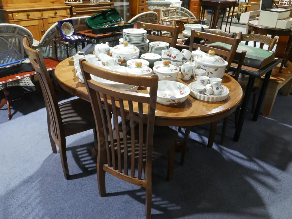 Dining table and four chairs Image 1++