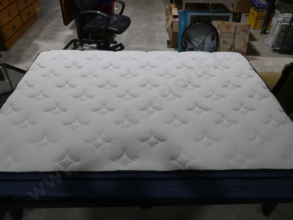 Queen mattress & base Image 1++