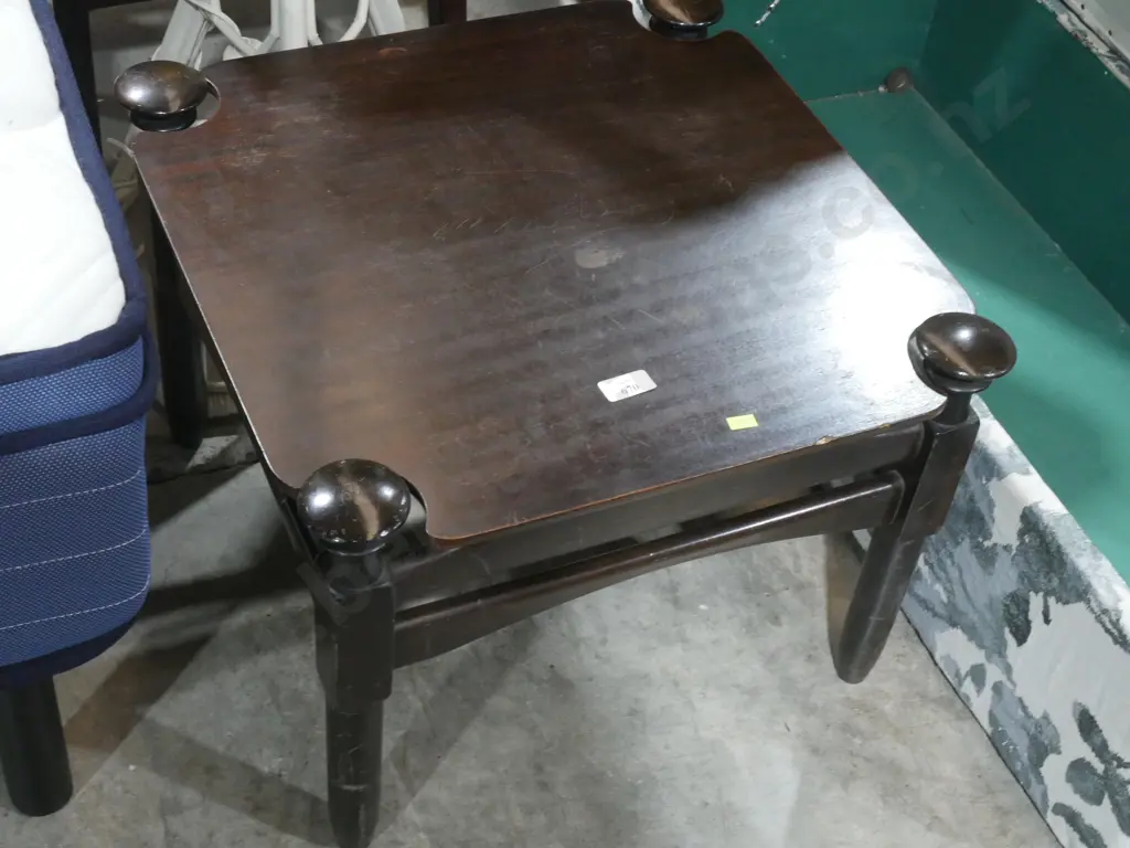 Side table Image 1++