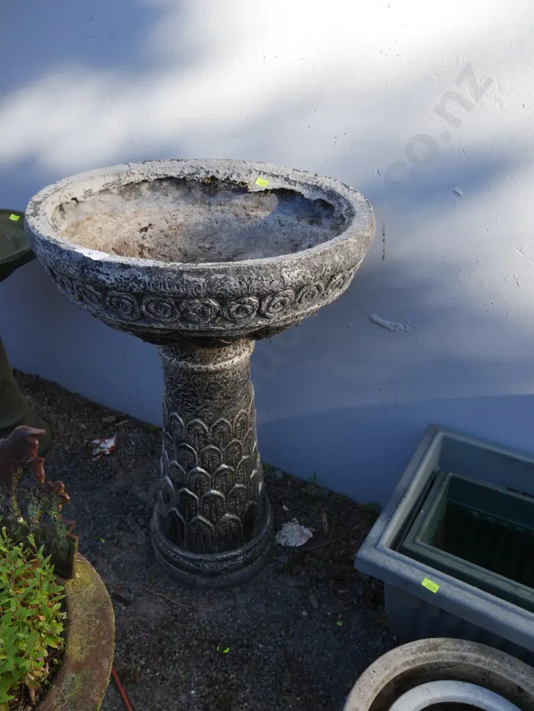 Pedestal planter Image 1++