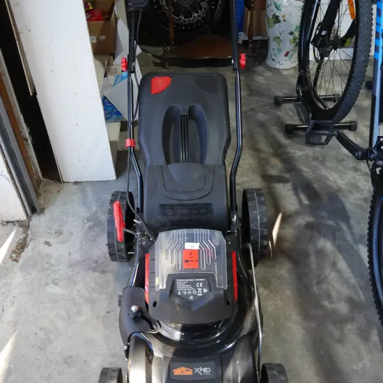 Cordless lawn mower