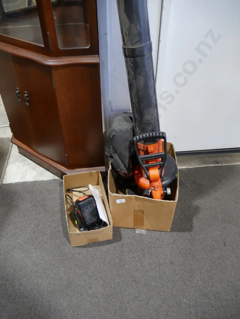 Black & Decker leaf blower and battery with charger Image 1++