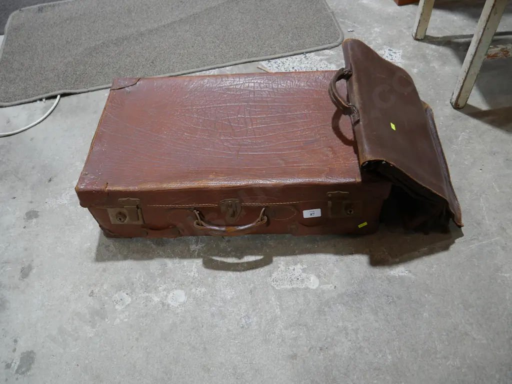 Vintage leather suitcase Image 1++