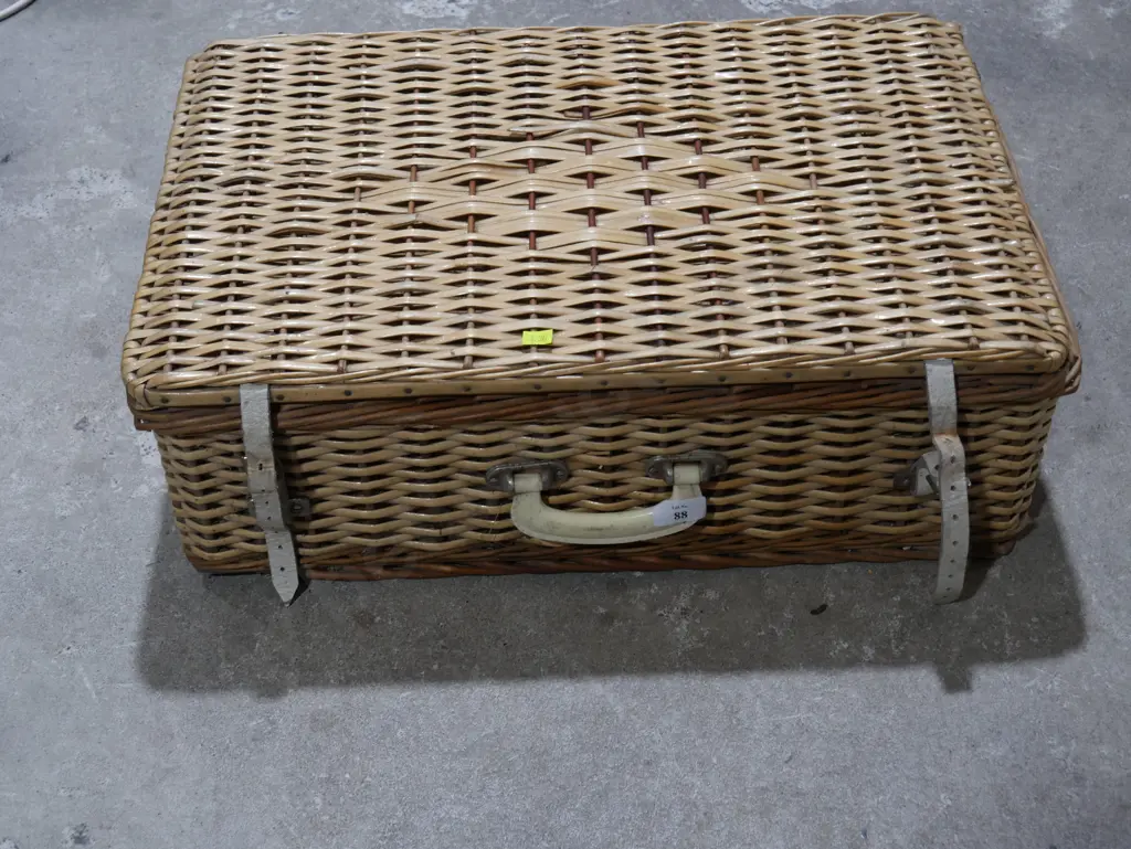 Picnic basket and contents Image 1++