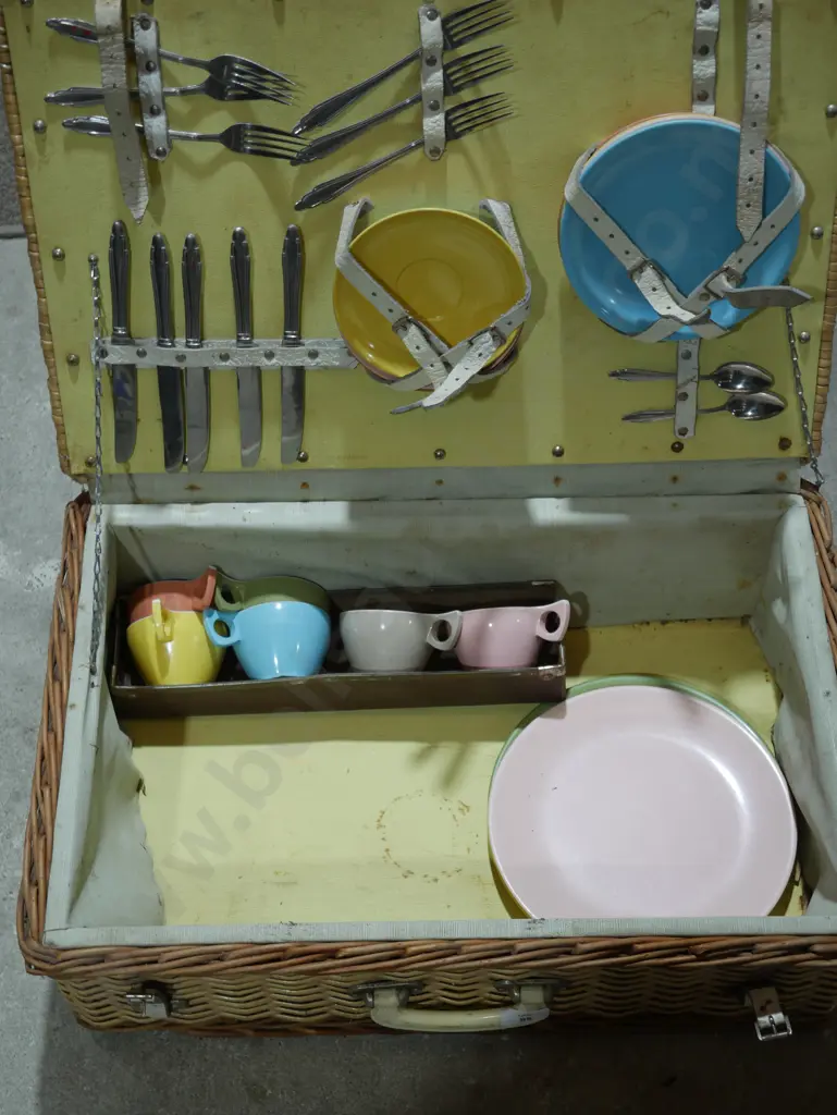 Picnic basket and contents Image 1++