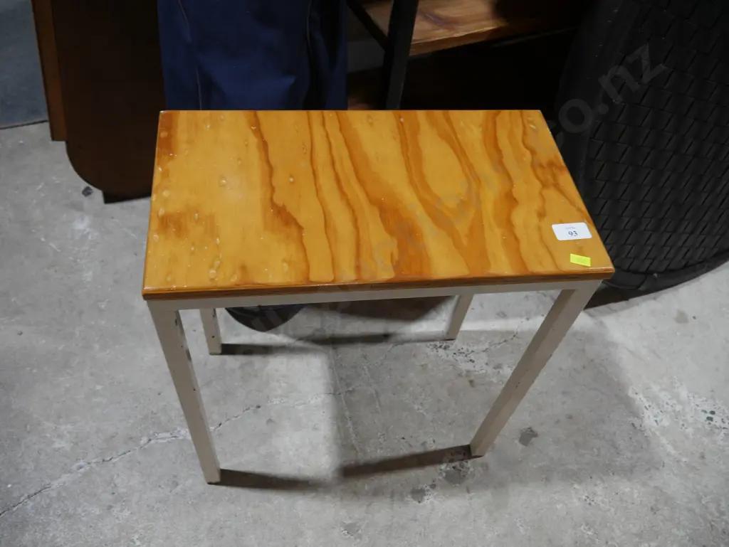 Small side table Image 1++