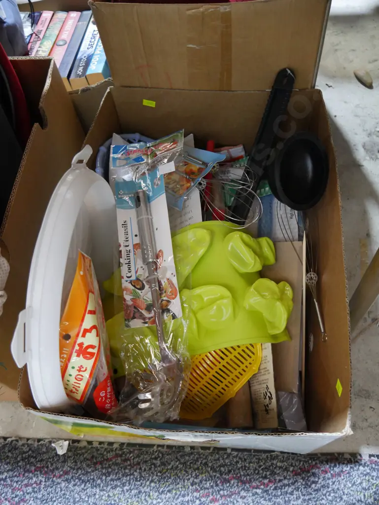 Box of kitchenware etc Image 1++