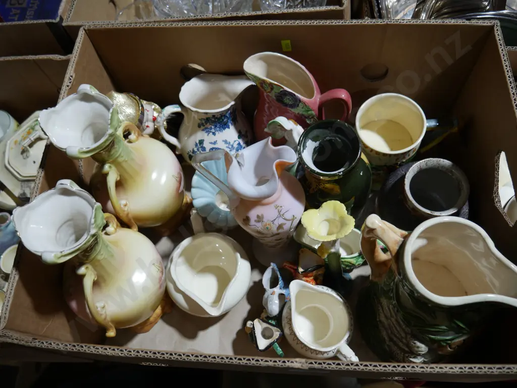 Box of vases etc Image 1++