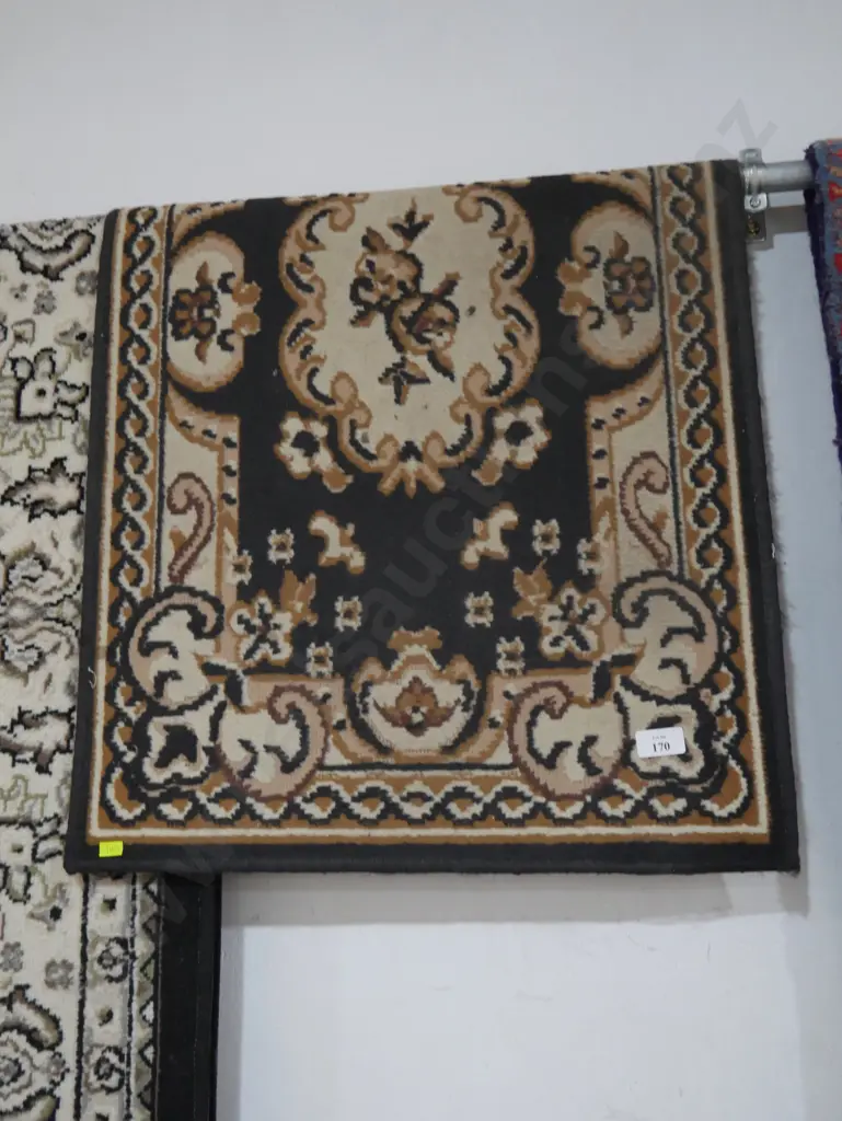 Small floor rug Image 1++