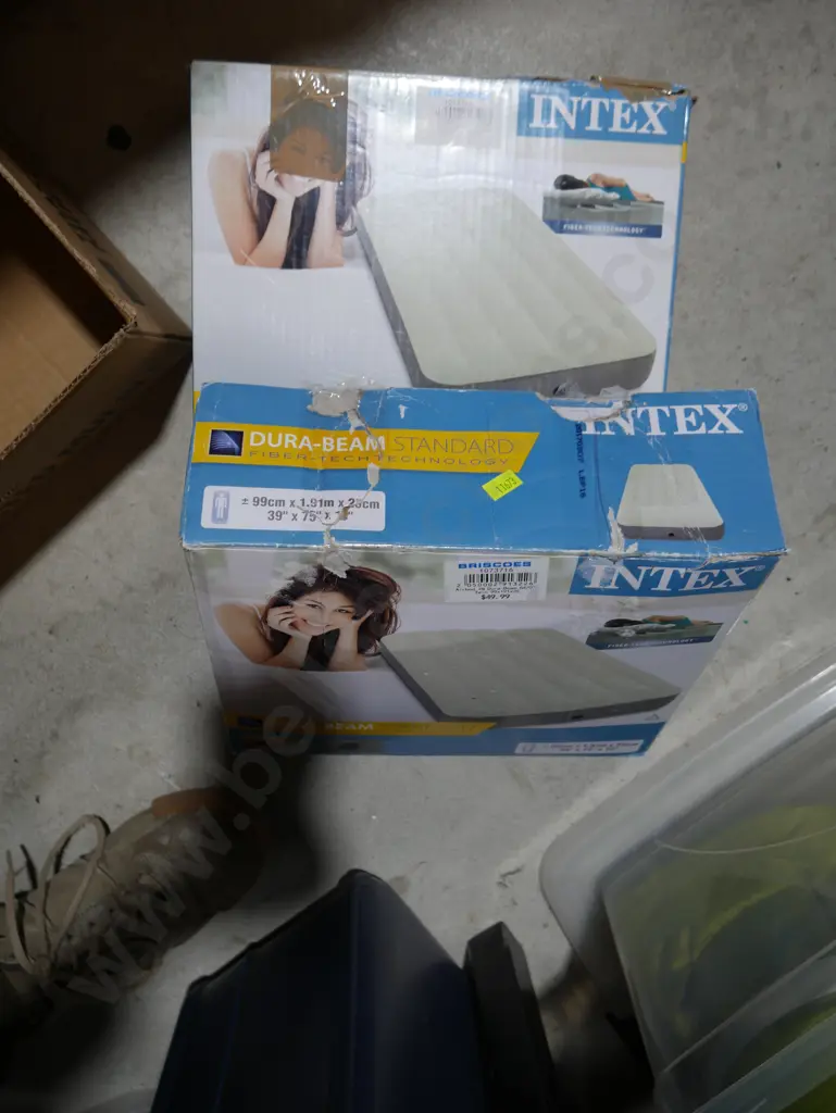 Two twin size air beds Image 1++