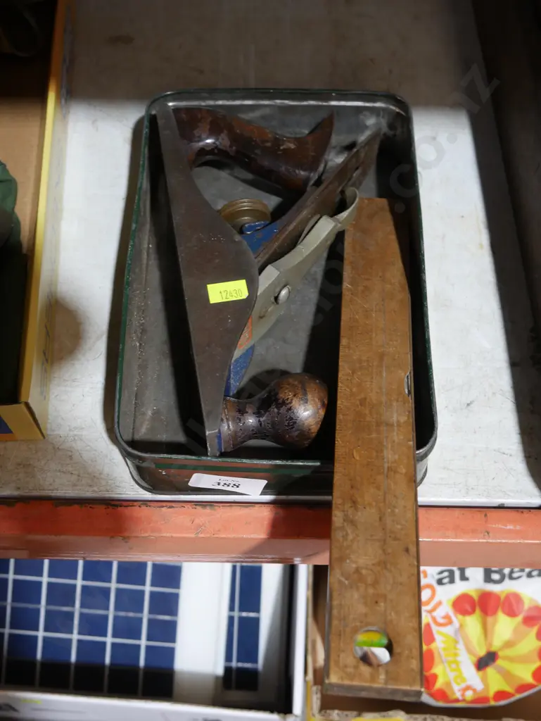 Wood plane and level Image 1++