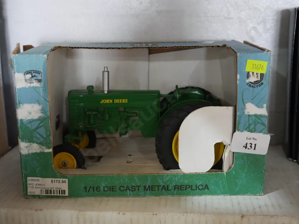 Die cast John Deere tractor Image 1++