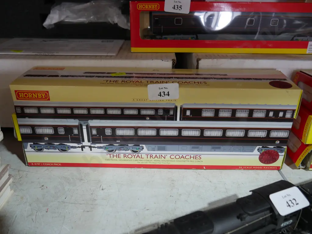 Hornby train set 'The royal train' coaches Image 1++