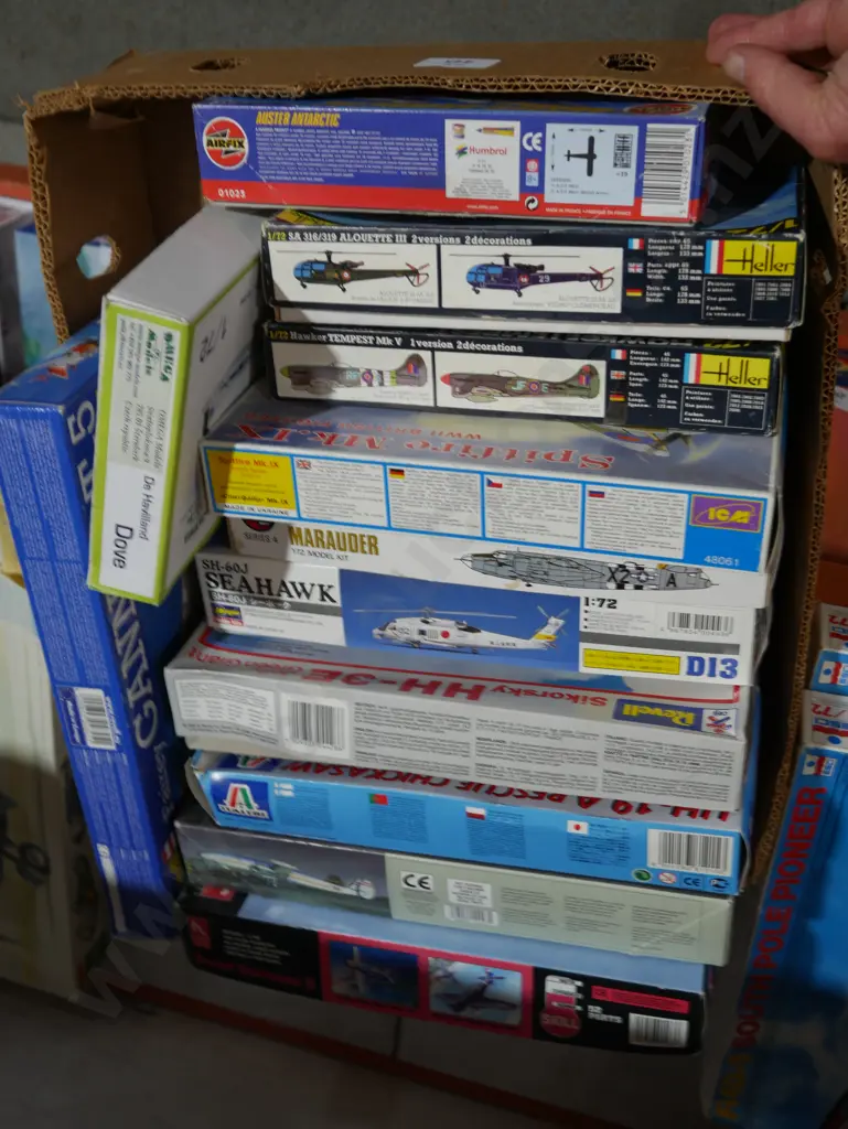 Assorted kit set model planes Image 1++