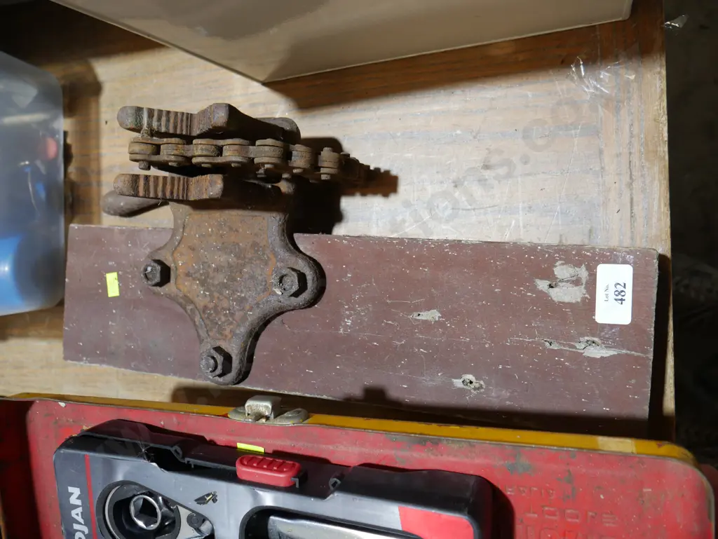 Chain pipe vice Image 1++