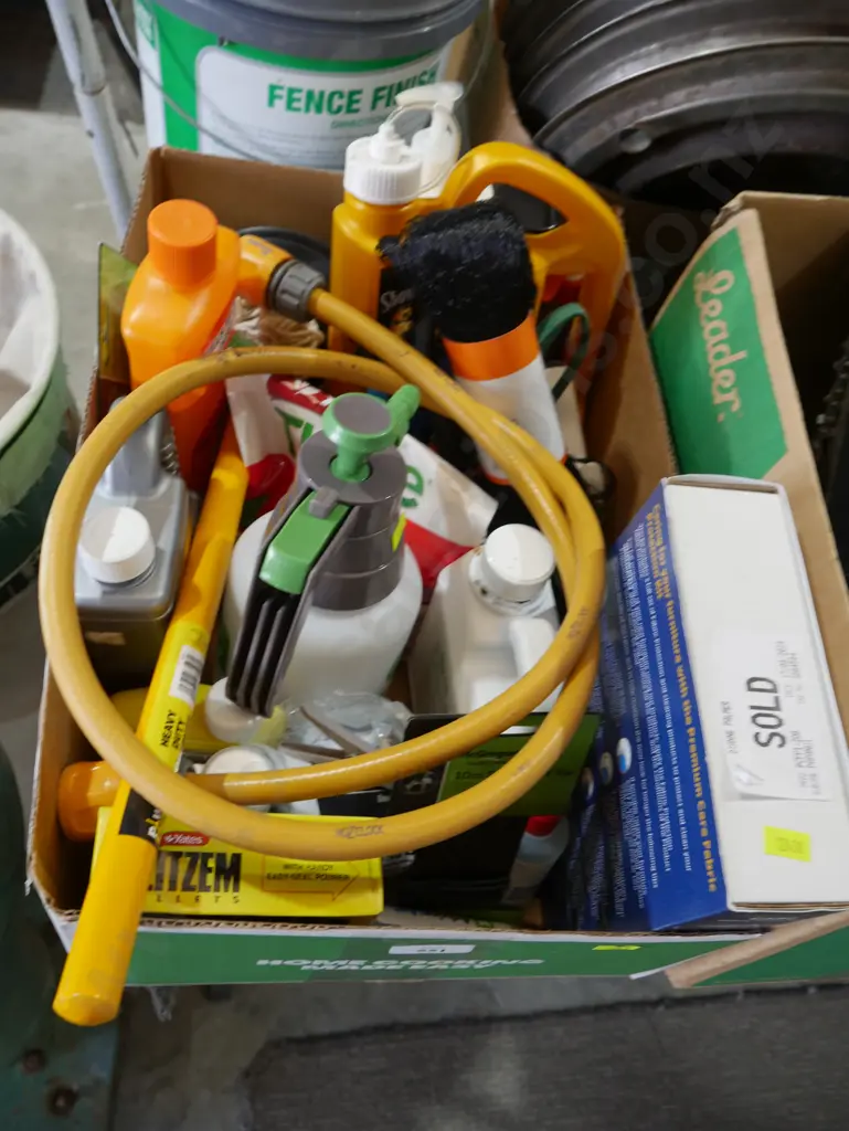 Box of garden sundries etc Image 1++