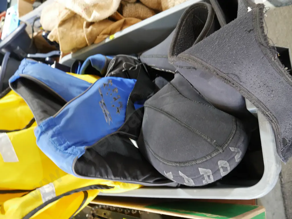 Life jackets and wetsuits Image 1++