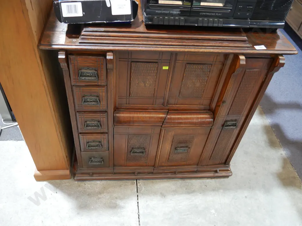 Vintage sewing cabinet Image 1++