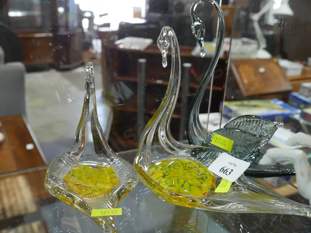 3 glass swans Image 1++