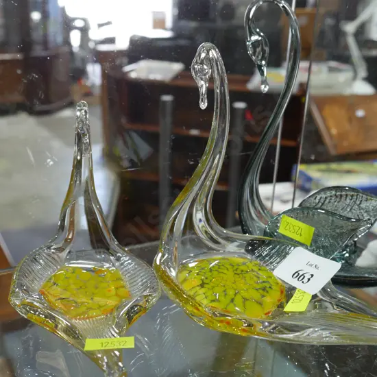 3 glass swans