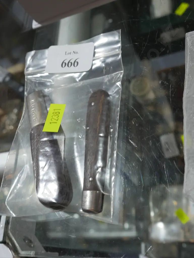 Two pocket knives Image 1++
