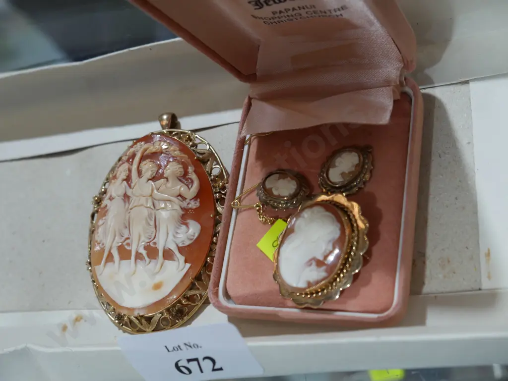 Nine carat cameo brooch and earrings etc Image 1++