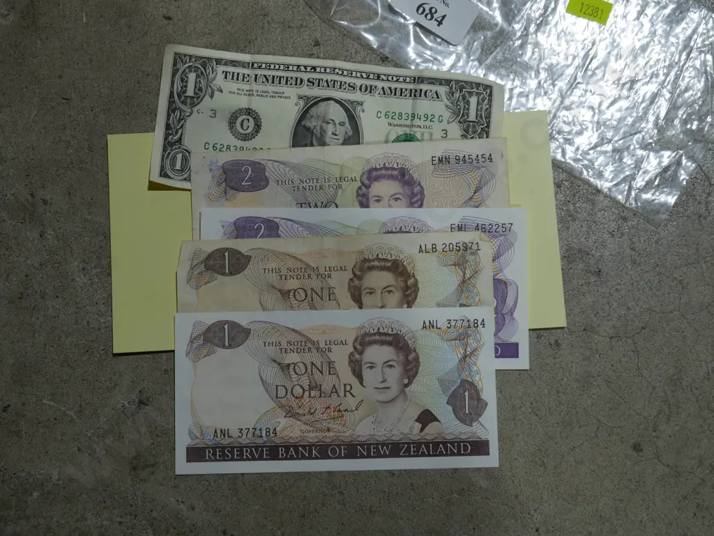 New Zealand one in $2 notes etc Image 1++
