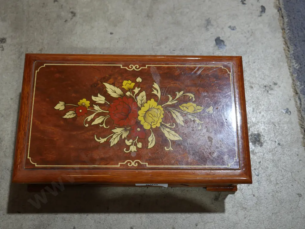Jewellery box and contents Image 1++