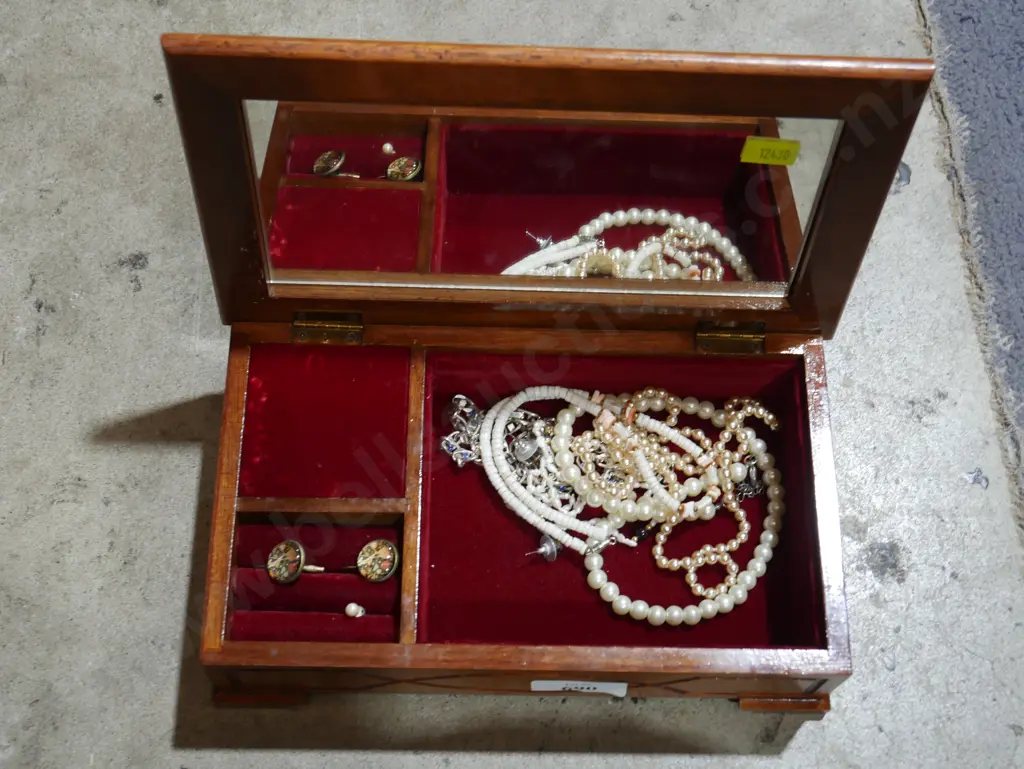 Jewellery box and contents Image 1++
